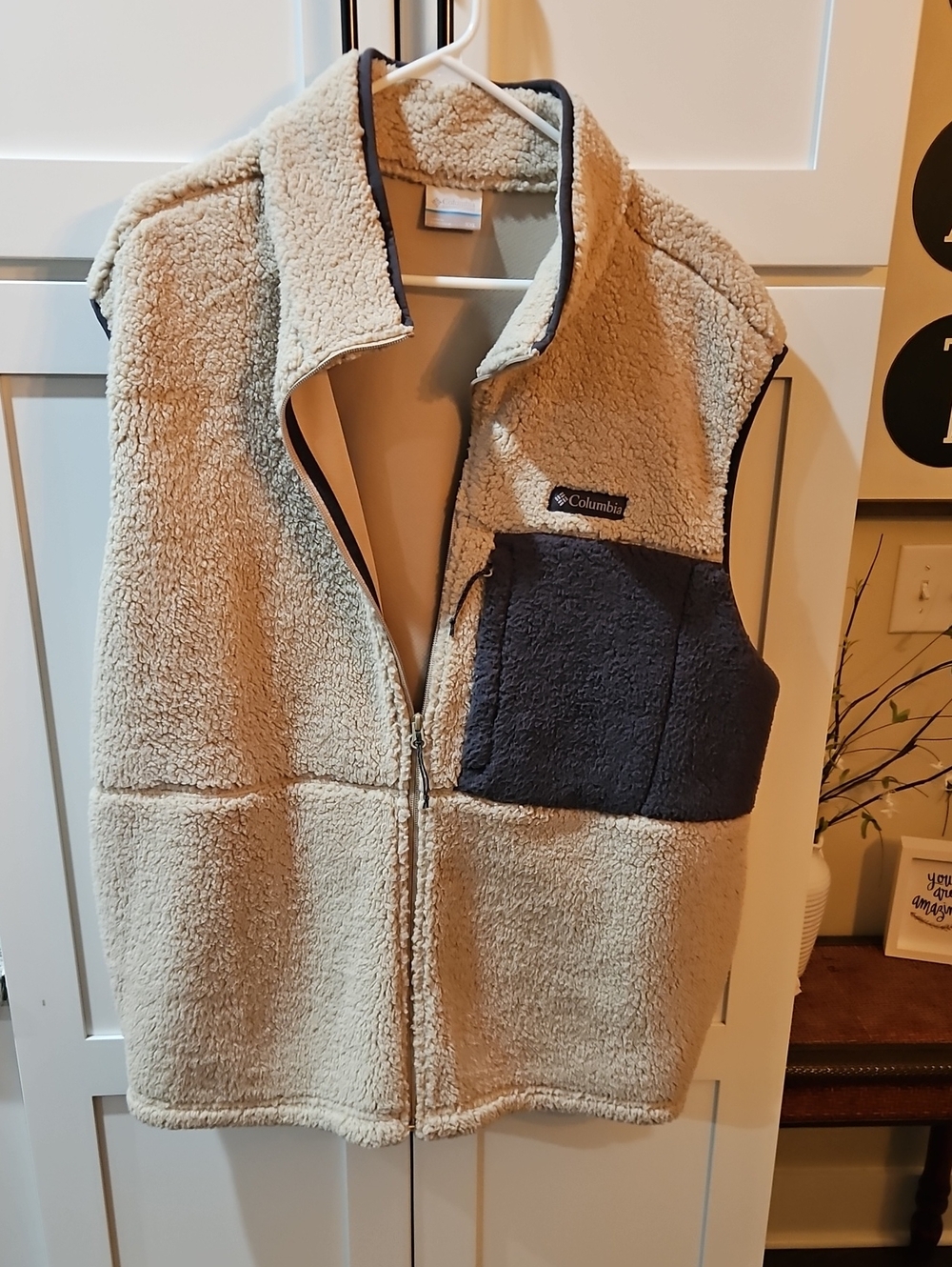 Columbia Men's Cream Sherpa Vest with Dark Gray Chest Pocket Panel Xxl